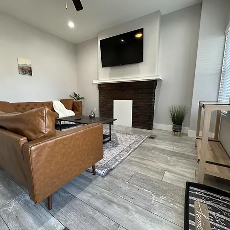 Urban Retreat 2Br Near Downtown Apartment
